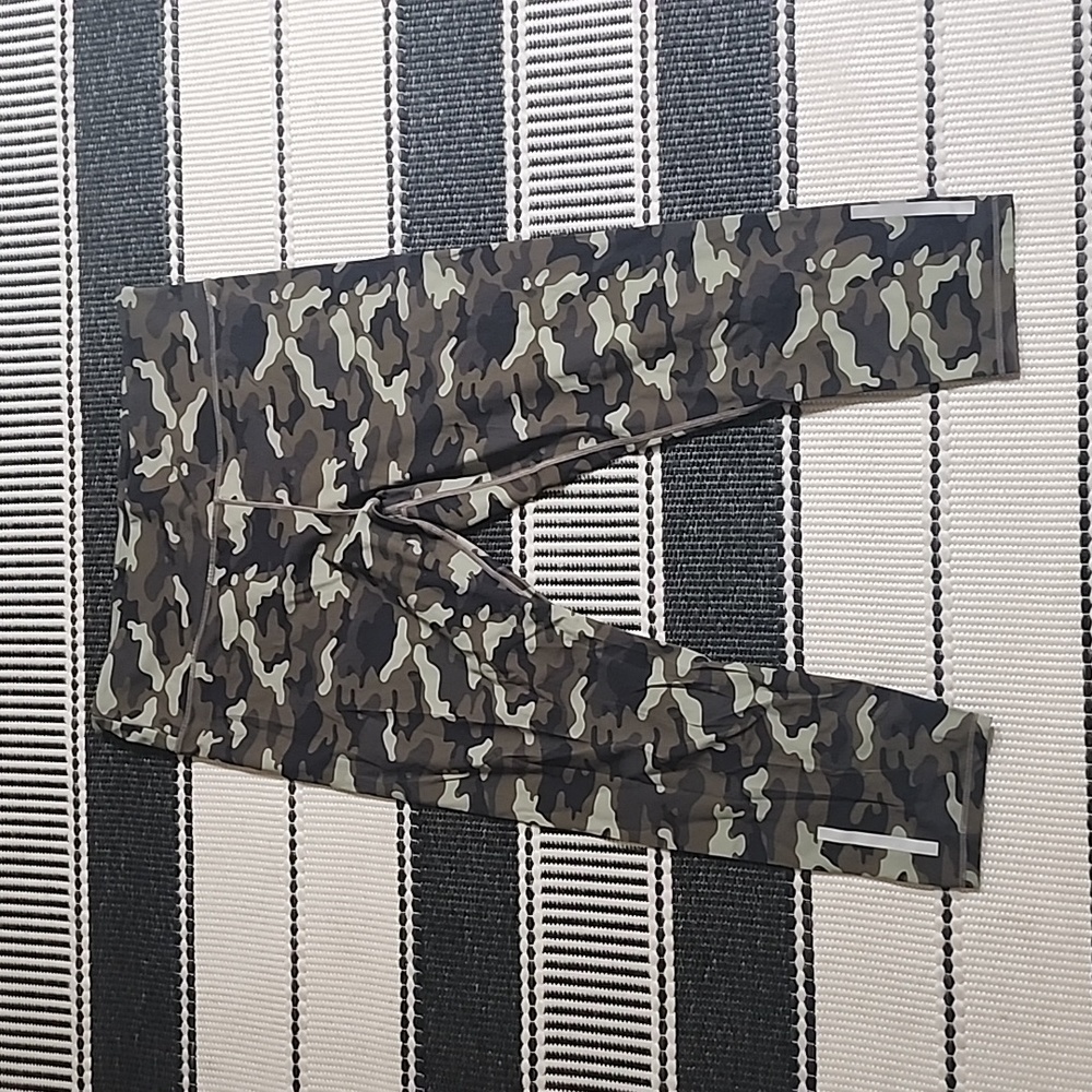 Zyia active army camo capri length green size 20